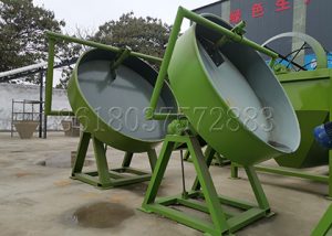 Disk granulating machine for cattle manure